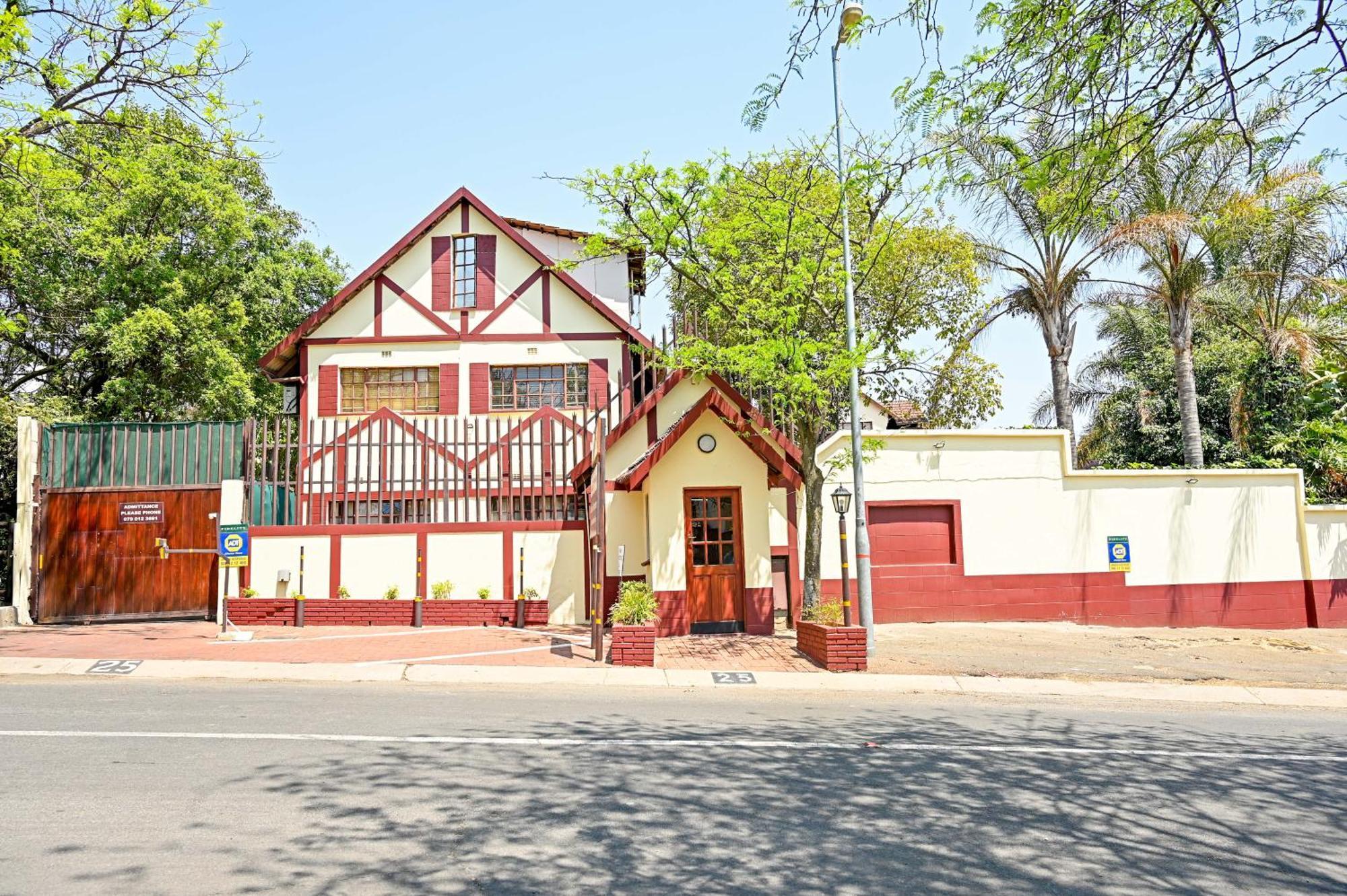 Tudor Lodge Guest House โจฮันเนสเบิร์ก ภายนอก รูปภาพ