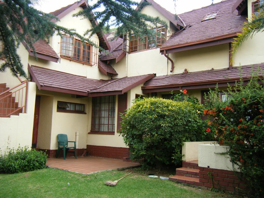 Tudor Lodge Guest House โจฮันเนสเบิร์ก ภายนอก รูปภาพ